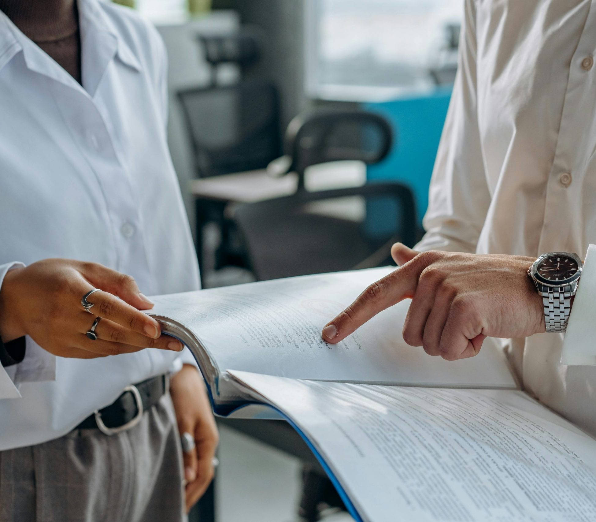 Mann Zeit Frau etwas auf Papier
