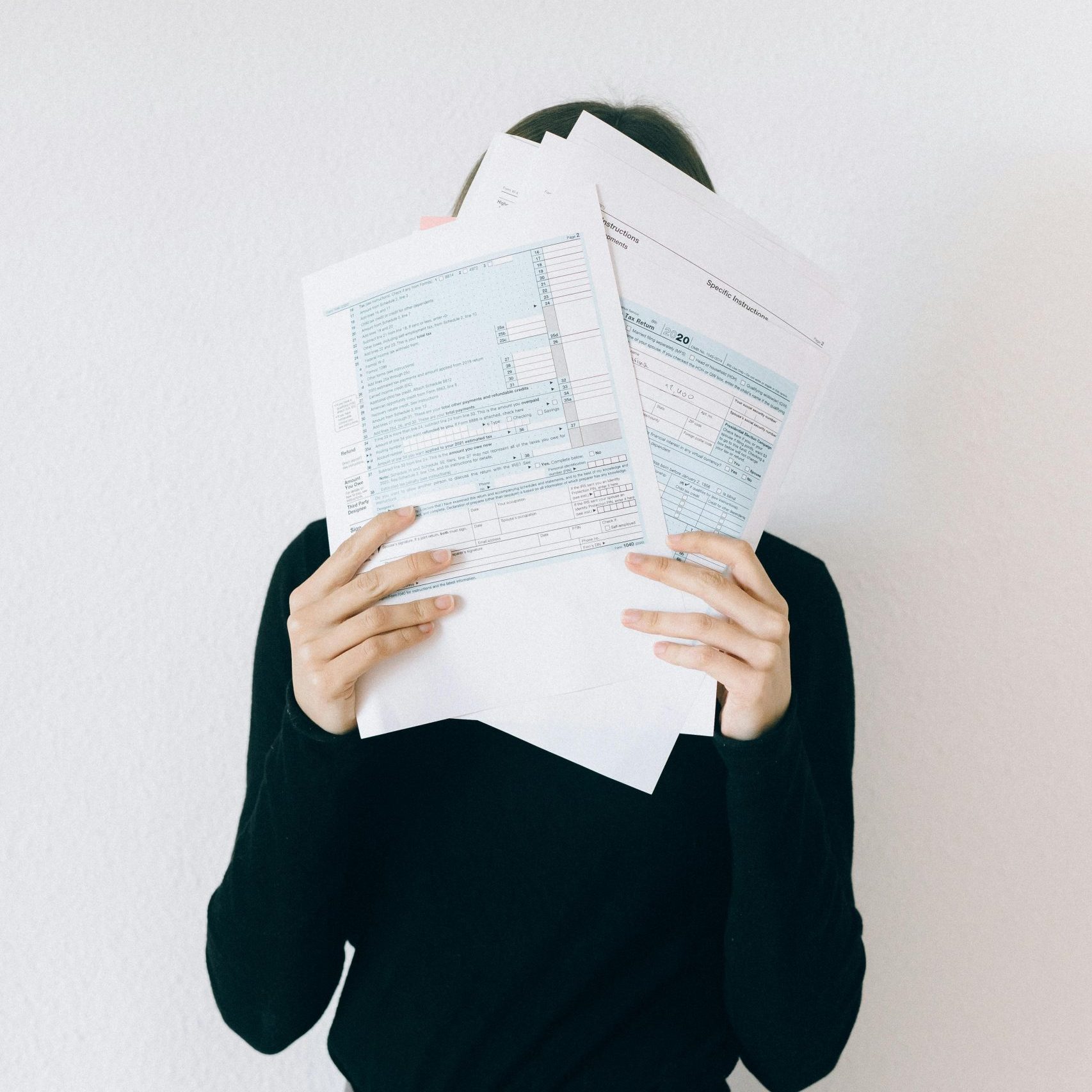 Frau hält Steuererklärung